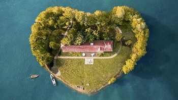 Fabien mengambil gambar sebuah pulau berbentuk hati menggunakan drone. foto: Istimewa/Boredpanda.