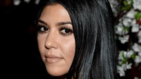 Kourtney Kardashian traveling ke Bali bulan kemarin. Tak hanya ke pura dan menikmati pantai, Kourtney juga bertemu anak-anak di Bali (Matt Winkelmeyer/Getty Images)