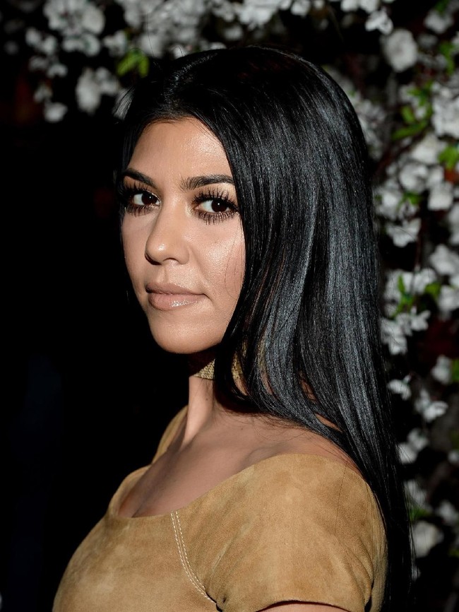 Sulung dari Kardashian bersaudari ini juga memakan pil plasenta setelah melahirkan anak keduanya di 2015. Kourtney mengaku pil plasentanya rasanya enak dan memberikan manfaat yang baik bagi kesehatan dan moodnya.  Foto: (Matt Winkelmeyer/Getty Images)