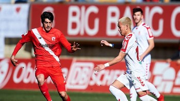 Carlos Fernandez. Penyerang 22 tahun asal Sevilla yang dipinjamkan ke Deportivo ini punya kualitas menonjol dalam hal finishing, work rate, off the ball, dan strength. Dibanderol 3,3 juta pound sterling. (Foto: Juan Manuel Serrano Arce/Getty Images)