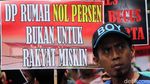 Massa Demo Anies di Depan Balai Kota DKI Jakarta