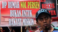 Salah satu poster yang mereka bawa bertuliskan DP Rumah Nol Persen Bukan Untuk Rakyak Miskin. 