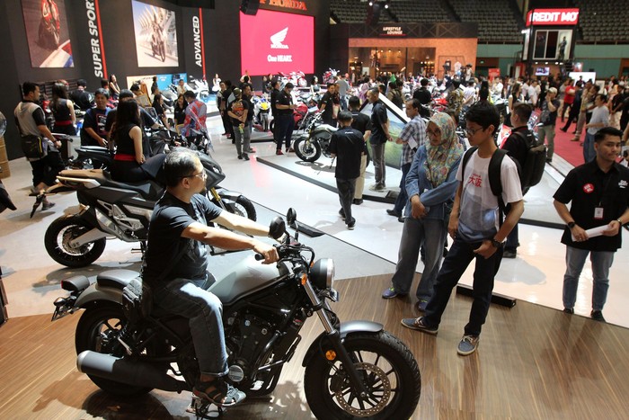 Presiden Jokowi meninjau pameran Indonesia Motorcycle Show (IMOS) 2018 di Jakarta Convention Center, Senayan, Jakarta, Sabtu (3/11). Jokowi sempat mampir di booth Honda.