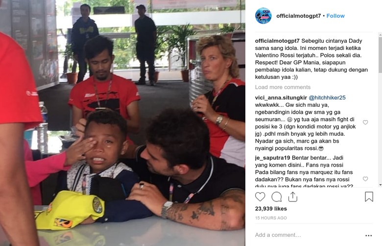 Momen Komentator MotoGP Cilik Asal NTT yang Menangis Lihat Rossi Terjatuh. Foto: Instagram/officialmotogpt7 Momen Komentator MotoGP Cilik Asal NTT yang Menangis Lihat Rossi Terjatuh. Foto: Instagram/officialmotogpt7