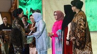 Ani Yudhoyono, Herawati, Mufidah Jusuf Kalla, dan Retno Marsudi hadir dalam acara tersebut.