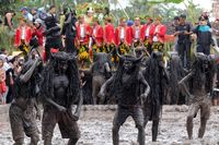 20 Tradisi Unik Masyarakat Indonesia, Ada Yang Potong Jari!