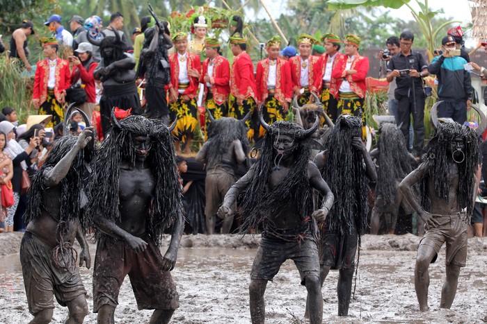 20 Tradisi Unik Masyarakat Indonesia Ada Yang Potong Jari 1249