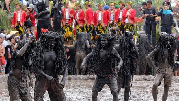Tiap tahunnya masyarakat Desa Alasmalang di Banyuwangi melaksanakan tradisi Kebo-keboan. Tradisi itu merupakan ungkapan rasa syukur atas panen yang berlimpah.