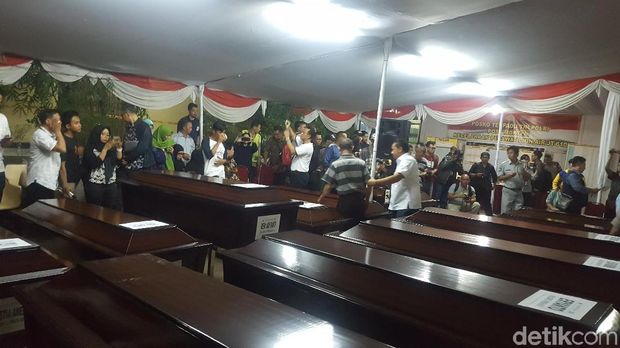 Penyerahan 13 Jenazah Korban Lion Air Diiringi Tangis Keluarga