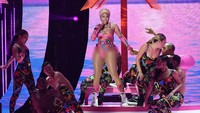 Tak hanya itu Nicki juga membawakan Woman Like Me bersama Little Mix. Stuart C. Wilson/Getty Images for MTV