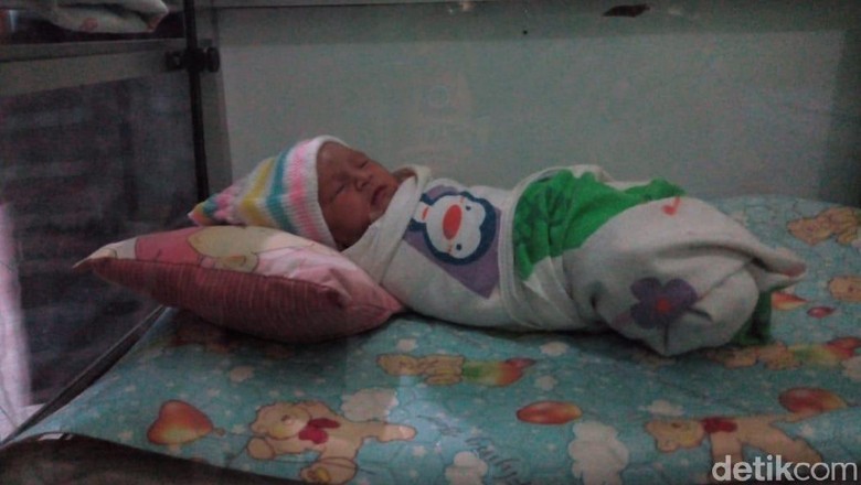 Tega! Bayi Cantik Ini Ditaruh Dalam Kardus Dibuang di Pinggir Jalan Tega! Bayi Cantik Ini Ditaruh Dalam Kardus Dibuang di Pinggir Jalan