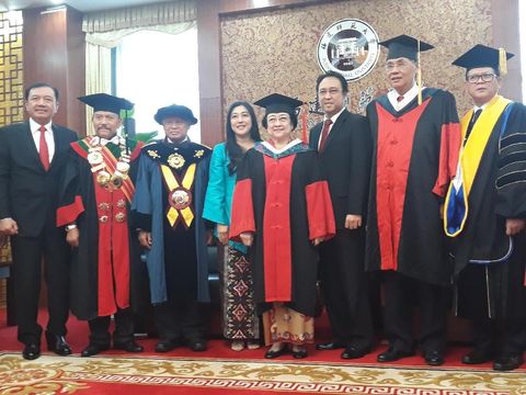 Megawati bersama rekan dan keluarga saat menerima Honoris Causa di Fuzhou