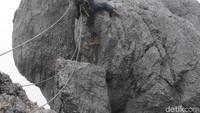 Treknya juga naik dan tanpa pengaman di kanan dan kiri. Beberapa kali, pendaki harus pintar-pintar melangkah untuk berpijak (Afif Farhan/detikTravel)