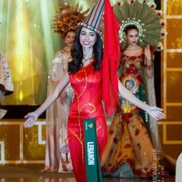 Saat mengikuti Miss Earth 2018, Salwa Akar sempat memamerkan gayanya dalam balutan kostum nasional. Dia tampil memakai gaun merah dan topi dengan kain merah. Foto: Instagram