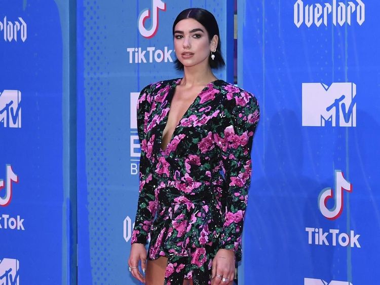 Dua Lipa Pamer Kaki Jenjangnya di MTV EMAs 2018
