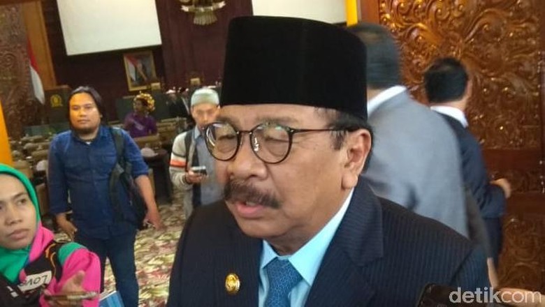 Gubernur Soekarwo Tetapkan UMK Jatim 2019 Gubernur Soekarwo Tetapkan UMK Jatim 2019