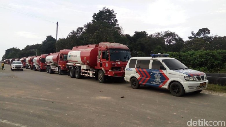 Hindari Macet, Polisi Kawal Truk Tangki BBM di Riau Hindari Macet, Polisi Kawal Truk Tangki BBM di Riau
