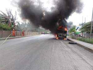 Truk Molen Terbakar di Cakung, Lalin Tersendat