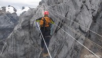 Kandang Babi, salah satu spot yang mengerikan. Pendaki harus berjalan menyebrangi tali dan melintasi jurang yang dalam (Afif Farhan/detikTravel)