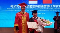 Foto: Dari FNU, Megawati mendapat gelar honoris causa dalam bidang diplomasi ekonomi, Senin (5/11/2018). Sekretaris Ketua Dewan FNU Prof Li Baoyin mengatakan pihaknya merasa terhormat ketika Megawati berkenan menerima gelar kehormatan ini. Ketum PDIP itu dinilai berkontribusi besar terhadap hubungan kerja sama Indonesia dengan Fujian. (Dok PDIP).