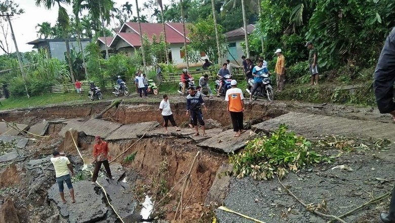 Jalan Longsor 75 Meter, 10 Nagari di Sumbar Terisolasi Jalan Longsor 75 Meter, 10 Nagari di Sumbar Terisolasi