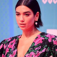 Aku sangat suka lip gloss yang bisa dipakai saat siang sampai malam hari, juga bisa dikenakan di atas lipstik. Itulah sebabnya kenapa menurutku lip gloss bening bisa digunakan untuk berbagai gaya riasan, tutur wanita berusia 23 tahun ini, seperti dikutip dari Glamour Magazine. Foto: Dave J Hogan/Dave J Hogan/Getty Images for MTV