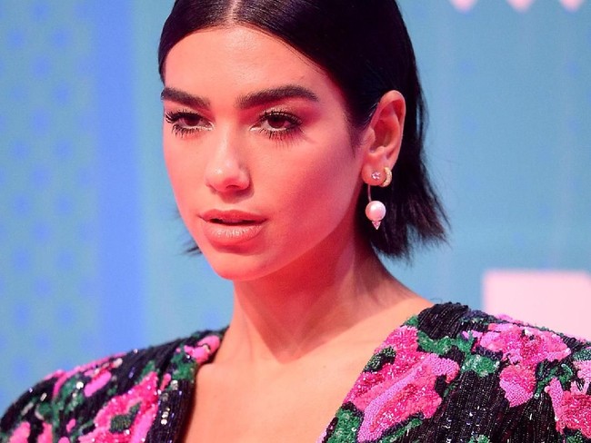 Aku sangat suka lip gloss yang bisa dipakai saat siang sampai malam hari, juga bisa dikenakan di atas lipstik. Itulah sebabnya kenapa menurutku lip gloss bening bisa digunakan untuk berbagai gaya riasan, tutur wanita berusia 23 tahun ini, seperti dikutip dari Glamour Magazine. Foto: Dave J Hogan/Dave J Hogan/Getty Images for MTV