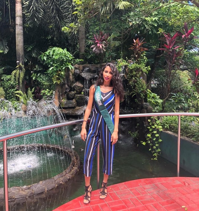 Salwa Akar harus melepaskan gelarnya sebagai Miss Earth Lebanon 2018 karena salah satu aktivitas yang dilakukannya di saat karantina. Aktivitas itu adalah dia berpose dengan Miss Earth Israel, Dana Zreik. Foto: Instagram