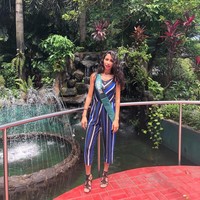 Salwa Akar harus melepaskan gelarnya sebagai Miss Earth Lebanon 2018 karena salah satu aktivitas yang dilakukannya di saat karantina. Aktivitas itu adalah dia berpose dengan Miss Earth Israel, Dana Zreik. Foto: Instagram