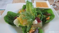 Salad yang lezat dan sehat dari The Kitchen Restaurant. Ini resto utama untuk sarapan dan buka 24 jam yang terbuka menghadap kolam dan taman (Fitraya/detikTravel)