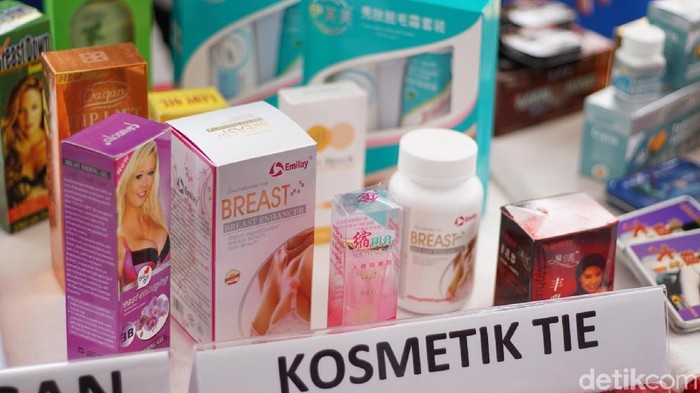 Produk pembesar payudara yang diamankan karena tidak memiliki izin edar (Foto: Annissa Widya Davita/detikHealth) Produk pembesar payudara yang diamankan karena tidak memiliki izin edar (Foto: Annissa Widya Davita/detikHealth)