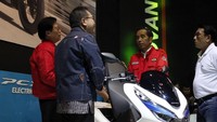 Jokowi melihat-lihat motor terbaru dari Honda. Istimewa/Honda.