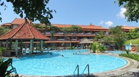 Kolam renang dan Nelayan Pool Bar. Kebanyakan tamunya adalah wisatawan Spanyol, karena grup Melia adalah brand Spanyol. (Fitraya/detikTravel)