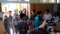 Kedua pelaku yang berinisial F dan M itu hadir di PN Garut untuk menjalani sidang perdana kasus pembakaran bendera.