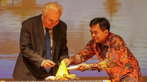 Sekretaris Pertama Fungsi Pensosbud KBRI Moskow, Enjay Diana, dan Wakil Pertama Rektor Rostov State Transport University, Aleksander Vartanovich Chelokhyan, melakukan pemotongan tumpeng pada pagelaran budaya Wonderful Indonesia di Rostov, 2 November 2018.