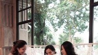 Tuh kan, lagi-lagi nongkrong bareng Jeje Soekarno, Nazla Alifa Senia, dan Dindra Nashriyah Putri. Mereka terlihat sangat akrab. Foto: Instagram athenathalia