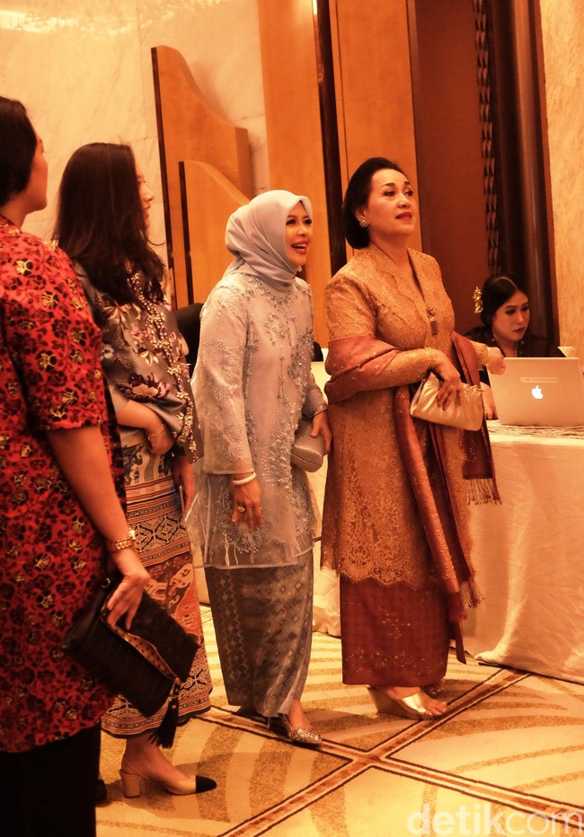 Hari itu hadir pula Nur Asiah, istri Sandiaga Uno yang tampil cantik memakai atasan bertabur payet. Ia memadukan atasan cantik itu dengan kain batik berwarna senada. Foto: Silmia Putri/Wolipop