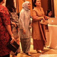 Hari itu hadir pula Nur Asiah, istri Sandiaga Uno yang tampil cantik memakai atasan bertabur payet. Ia memadukan atasan cantik itu dengan kain batik berwarna senada. Foto: Silmia Putri/Wolipop