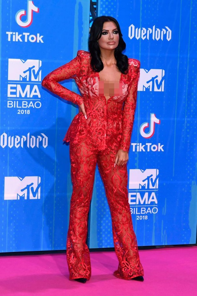 Bintang reality TV Geordie Shore, Abbie Holborn, gagal memukau di red carpet karena pilihan busananya. Ia mengenakan setelan jas dan celana lace transparan berwarna merah yang membuat penampilannya terlihat kuno. Foto: Getty Images