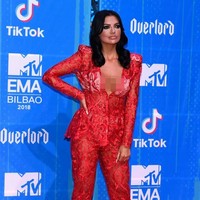 Bintang reality TV Geordie Shore, Abbie Holborn, gagal memukau di red carpet karena pilihan busananya. Ia mengenakan setelan jas dan celana lace transparan berwarna merah yang membuat penampilannya terlihat kuno. Foto: Getty Images