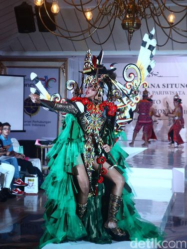Kostum nasional Indonesia untuk Miss Supranational 2018. 