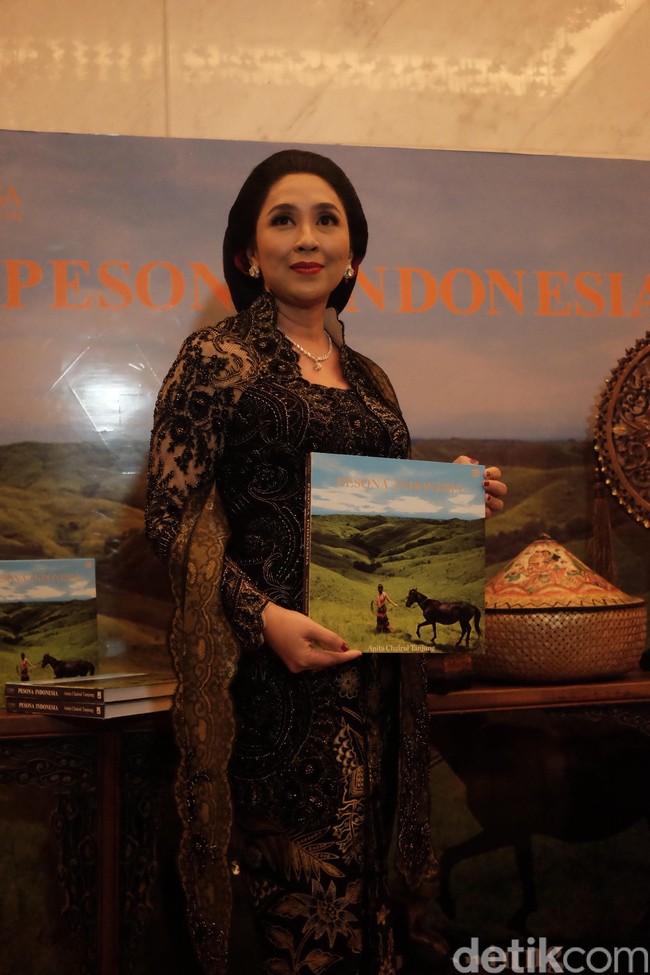 Melengkapi tampilannya, Anita memilih kain batik dan high heel. Rambutnya ditata memakai sanggul ukel agung dengan hiasan bunga mawar tanda wanita yang memakainya sudah bersuami. Foto: Silmia Putri/Wolipop