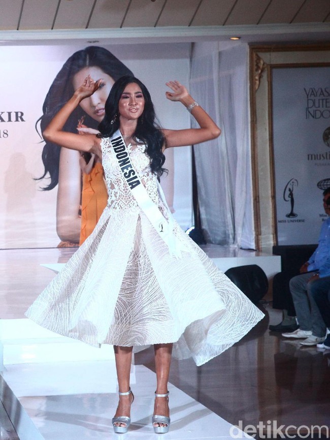 Gaun tersebut hadir dalam look old Hollywood glamour dengan siluet flare pada rok. Bagian bodice terbuat dari material sheer dan laser cut yang menciptakan kesan seksi namun elegan untuk merepresentasikan karakter Wilda yang pemberani dan cerdas. (Foto: Grandyos Zafna/detikfoto)