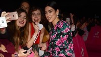 Pelantun Hotter Than Hell itu juga sempat berfoto bersama fansnya yang di sana. Dave J Hogan/Dave J Hogan/Getty Images for MTV