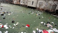 Namun kini semua menjadi berubah, dimana kondisi Kali Duri Cideng, Jakarta, itu kembali dipenuhi oleh sampah dan tercium bau yang tak sedap. Seperti ini nih.