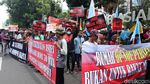 Massa Demo Anies di Depan Balai Kota DKI Jakarta