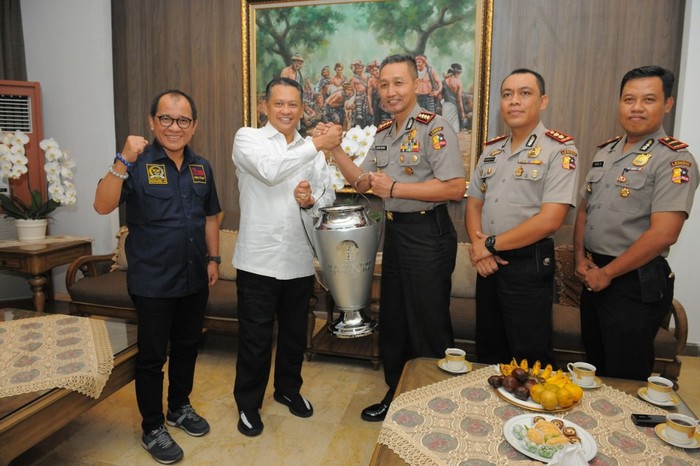 Dorong Taruna Akpol Berkualitas, Bamsoet Sumbang Piala Olahraga