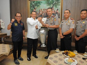 Dorong Taruna Akpol Berkualitas, Bamsoet Sumbang Piala Olahraga