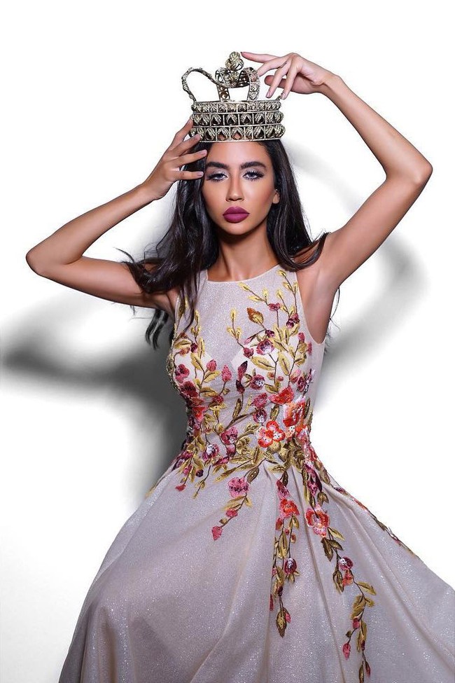 Situs berita Israel, Ynet, melaporkan bahwa Salwa Akar sebenarnya tidak tahu bahwa finalis yang diajaknya berpose berasal dari Israel. Namun klaim tersebut tetap tidak diterima oleh pihak Miss Earth Lebanon karena menurut mereka Salwa mengetahuinya dari selempang bertuliskan Israel yang dipakai sang finalis. Foto: Instagram