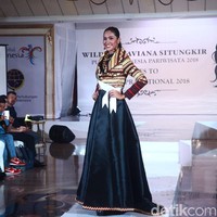 Tidak ketinggalan gaun berbahan tenun tapis dari Lampung dalam siluet modern. Busana ini merupakan karya desainer Defrico Audy. (Foto: Grandyos Zafna/detikfoto)